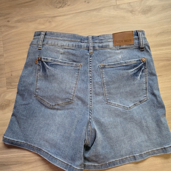 Judy Blue Light Wash Jean Shorts - Picture 5 of 6